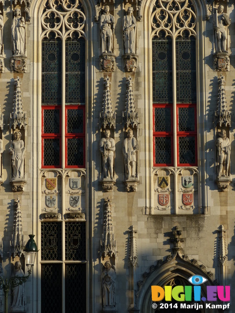 FZ008615 Statues on side of City Hall building brugge